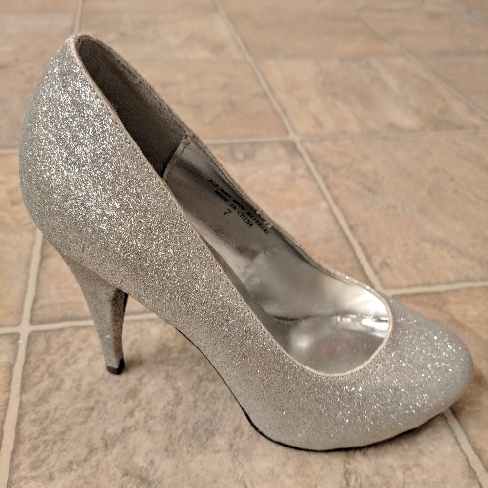 Silver Heels - Picture 2 of 4